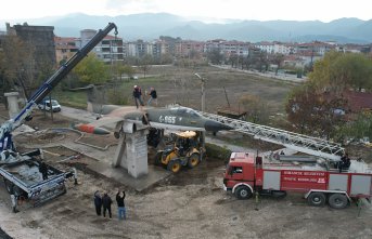 Çorum'un Osmancık ilçesinde 1994'ten beri sergilenen anıt uçak yeni yerine taşındı