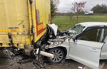 Düzce'de tıra çarpan otomobilin sürücüsü ağır yaralandı