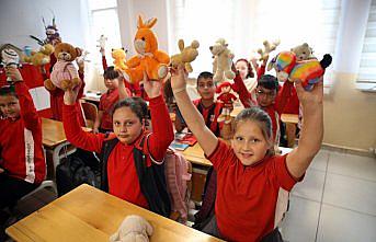 İlkokul öğrencileri gösteride kullandıkları oyuncakları Diyarbakırlı çocuklara gönderdi