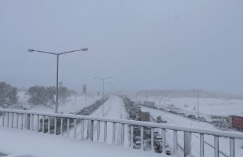 Kar yağışı nedeniyle kapanan Anadolu Otoyolu Bolu kesimi Ankara yönü ulaşıma açıldı