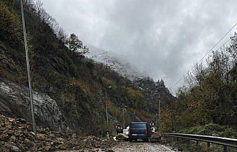 Karabük-Zonguldak kara yolundaki heyelan ulaşımı aksattı