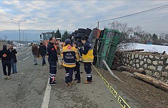 Karabük'te devrilen tomruk yüklü kamyondaki 2 kişi öldü