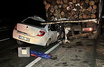 Karabük'te tomruk yüklü kamyona arkadan çarpan otomobilin sürücüsü yaralandı