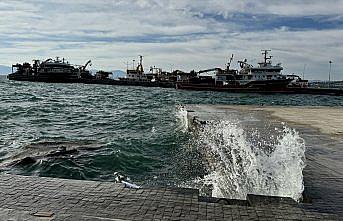 Karadeniz'de fırtına uyarısı sonrası balıkçılar Sinop Limanı'na sığındı