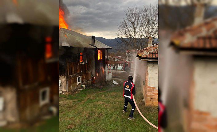 Mudurnu'da 2 katlı ahşap evde çıkan yangın söndürüldü