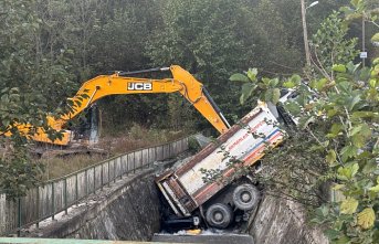 Rize'de kontrolden çıkarak kayan kamyon dereye devrildi