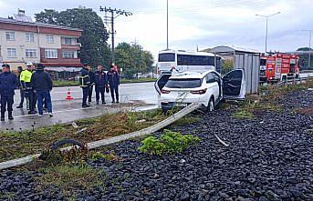 Samsun'da bariyere çarpan cipin sürücüsü öldü, eşi yaralandı