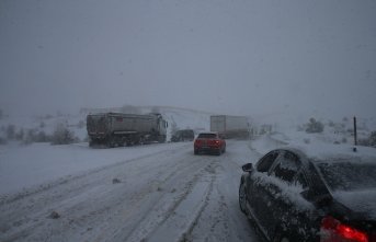 Tokat-Sivas yolunda kar nedeniyle çok sayıda tır ve çekici yolda kaldı