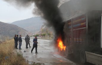 Tokat'ta seyir halindeyken lastiği alev alan tırın dorsesinde hasar oluştu