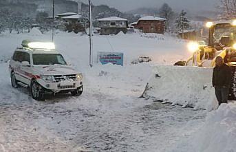 Tokat'ta köyde rahatsızlanan 2 hasta yolları açılarak hastaneye kaldırıldı