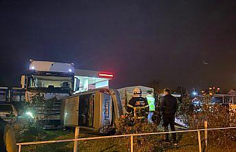 Tokat'ta park halindeki tıra çarpan otomobilin sürücüsü yaralandı