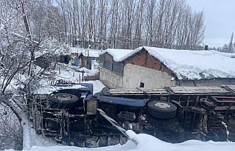 Tokat'ta şarampole devrilen tırın sürücüsü yaralandı