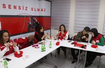 Türk Kızılay gönüllüleri kan damlacığı örgüsü ile kan bağışına dikkat çekmek istiyor