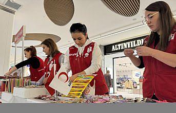 Türk Kızılay gönüllüleri ihtiyaç sahibi çocuklar için kermes düzenledi