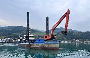 Yakakent Balıkçı Barınağı'nın sığ bölümünde dip temizliği çalışması başlatıldı