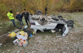 Zonguldak'ta devrilen otomobilde sıkışan çift yaralandı