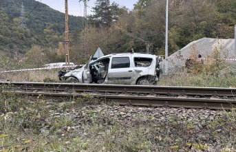 Zonguldak'ta trenin çarptığı hafif ticari araçtaki 1 kişi öldü, 1 kişi yaralandı