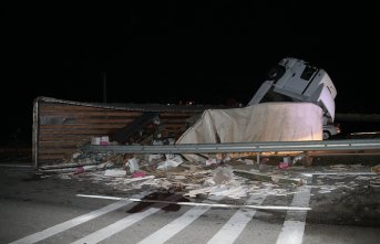 Amasya'da devrilen tırın sürücüsü yaralandı