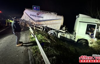 Anadolu Otoyolu'nda şarampole devrilen tırın sürücüsü yaralandı