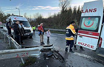 Anadolu Otoyolu'nda bariyere çarpan otomobildeki 4 kişi yaralandı