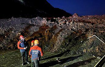 Artvin'de heyelan sonucu Karadeniz Sahil Yolu ulaşıma kapandı