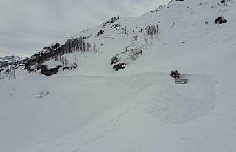 Artvin'de yolu kardan kapanan köydeki hastaya paletli ambulansla ulaşıldı