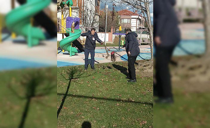 Bolu'da çocuk parkında görülen yılan yakalandı