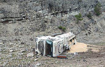 Bolu'da devrilen kamyonun sürücüsü yaralandı