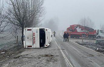 Bolu'da devrilen servis midibüsündeki 9 kişi yaralandı