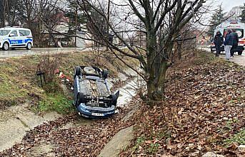 Bolu'da su kanalına devrilen otomobilin sürücüsü yaralandı