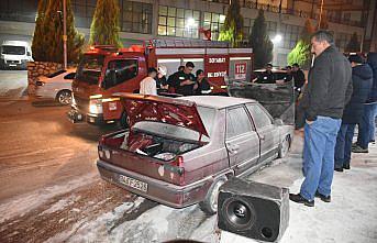 Boyabat'ta park halindeki otomobil, yangın sonucu hasar gördü