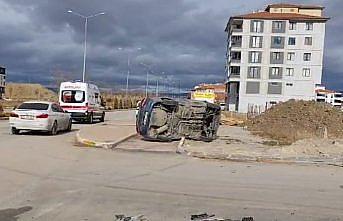 Çorum'da devrilen otomobilin sürücüsü yaralandı