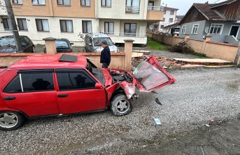 Düzce'de sitenin bahçe duvarına çarpan otomobildeki 5 kişi yaralandı