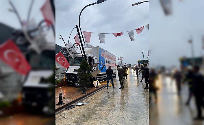 Giresun'da kamyon ile tırın çarpıştığı kazada 3 kişi yaralandı