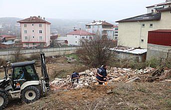 Havza Belediyesi ekipleri, güvenli olmadığı belirlenen metruk yapıyı yıktı