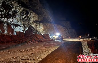 Heyelan nedeniyle Artvin-Ardahan kara yolunda ulaşım kontrollü sağlanıyor