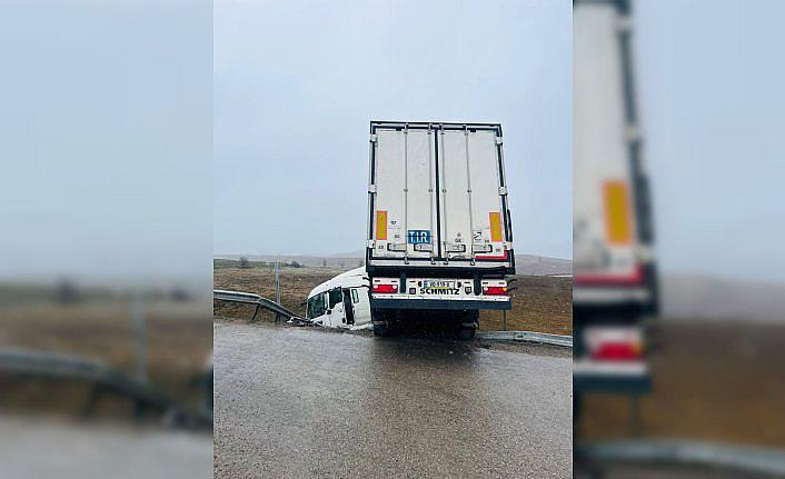 Karabük’te tırın şarampole devrilme anı kameraya yansıdı