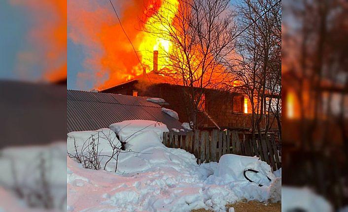 Kastamonu'da çıkan yangında iki katlı ev kullanılmaz hale geldi