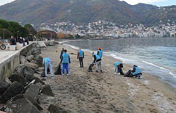 Ordu'da yükümlüler sahildeki atıkları temizledi