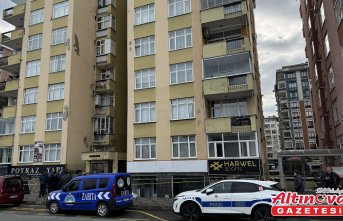 Rize'de tahliye edilen apartmanın sakinleri polis kontrolünde eşyalarını aldı