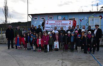 Sakarya Samsunlular Derneğinden kırsal mahallelerdeki öğrencilere giyim yardımı