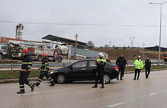 Samsun'da devrilen otomobildeki 3 kişi yaralandı