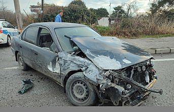 Samsun'da otomobil ile minibüs çarpıştı, 2 kişi yaralandı