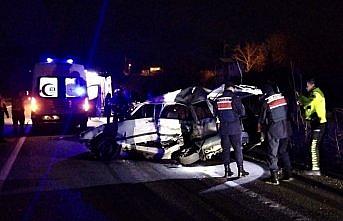 Sinop'ta otomobille yolcu otobüsünün çarpıştığı kazada 2 kişi öldü