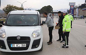 Taşova'da lise öğrencileri sürücüleri uyardı