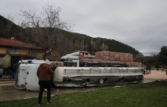 Tokat'ta devrilen beton mikseri kazalara neden oldu, 2 kişi yaralandı