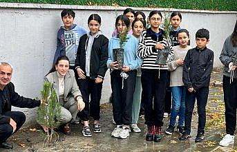 Tokat'ta okul bahçesine 10 çam fidanı dikildi