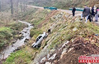 Trabzon'da dere yatağına devrilen otomobildeki 4 kişi yaralandı