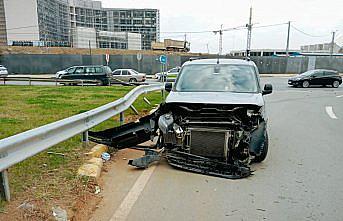 Trabzon'da devrilen otomobildeki baba ile oğlu yaralandı