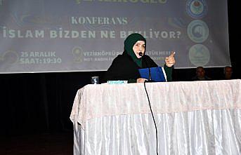 Yazar Emine Şenlikoğlu, Vezirköprü ilçesinde konferans verdi